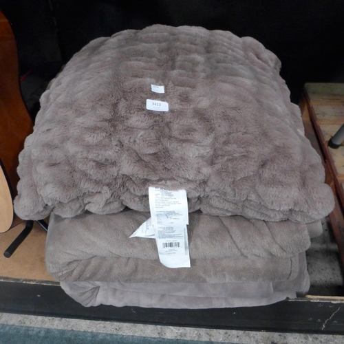 3413 - 2 Kirkland Signature Queen Plush Blankets   and large cushion (189-296,297) * This lot is subject to... 