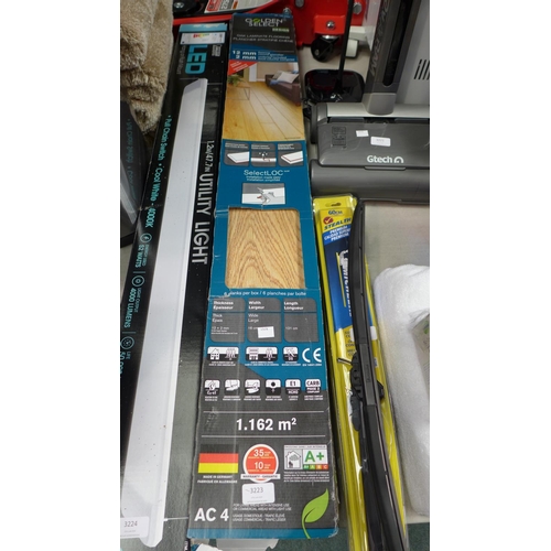 3996 - A pack of laminate Flooring Oak 17   (345)   (Ajs 187)  Rrp £14.99 + Vat * This Lot Is Subject To Va... 