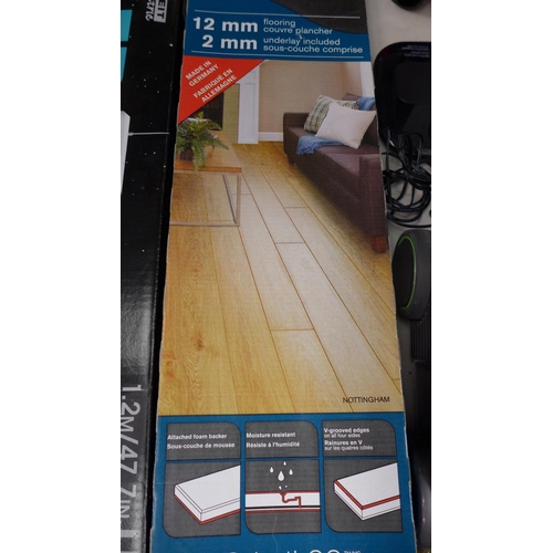 3996 - A pack of laminate Flooring Oak 17   (345)   (Ajs 187)  Rrp £14.99 + Vat * This Lot Is Subject To Va... 