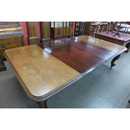 109 - An early Victorian mahogany extending dining table, with three leaves, height 74cm, length extended ... 