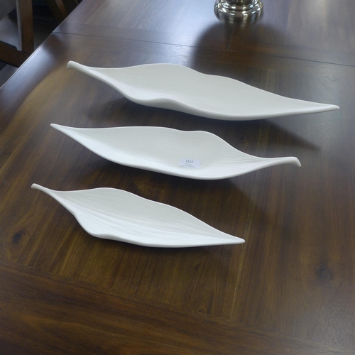 1307 - A Husk ivory ceramic set of three leaf dishes (5054P13)   #