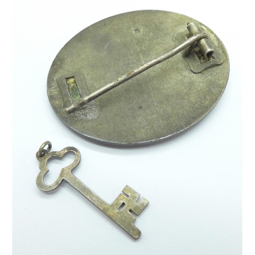 1088 - A German badge, lacking hook, and a small enamelled key charm with National Socialist emblem