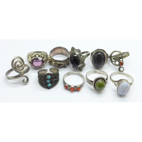 1091 - A collection of ten vintage silver and white metal rings