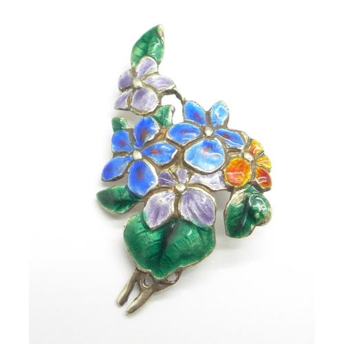 1095 - An enamelled silver brooch