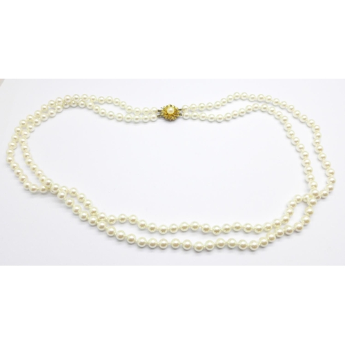 1100 - A silver mounted double strand faux pearl necklace