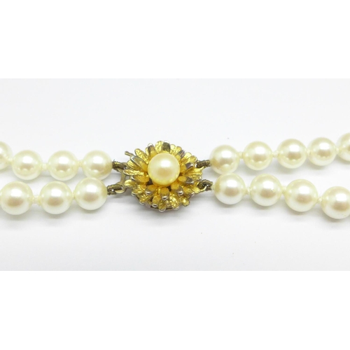 1100 - A silver mounted double strand faux pearl necklace