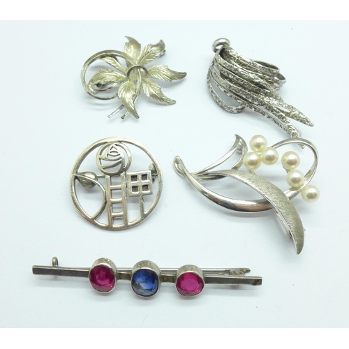 1102 - Three silver brooches and two others