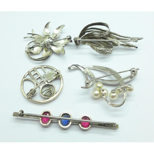 1102 - Three silver brooches and two others