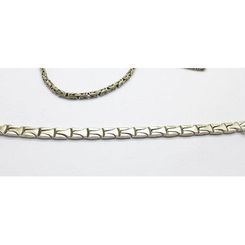 1105 - A silver bracelet, neck chain and ring, 70g