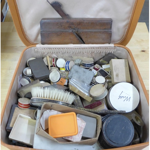 1112 - A vanity case with assorted items **PLEASE NOTE THIS LOT IS NOT ELIGIBLE FOR POSTING AND PACKING**