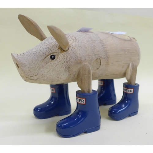 1115 - A novelty 'Hunter Wellingtons' advertising pig figure