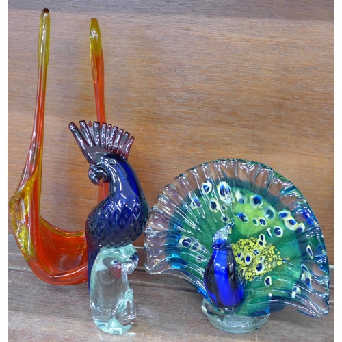 690 - Two Murano glass birds and vase