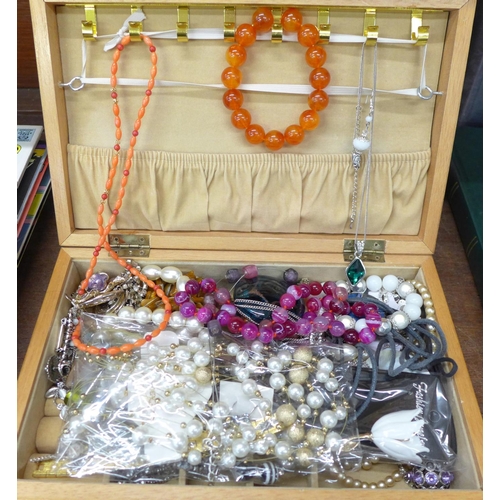 699 - Fashion and costume jewellery including agate and amber in a jewellery box