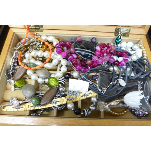 699 - Fashion and costume jewellery including agate and amber in a jewellery box