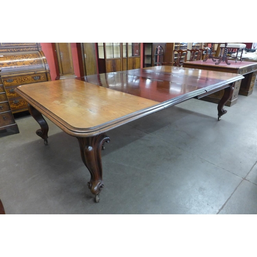 109 - An early Victorian mahogany extending dining table, with three leaves, height 74cm, length extended ... 