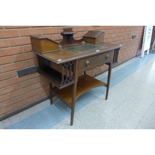 86 - An Arts and Crafts mahogany lady's writing desk