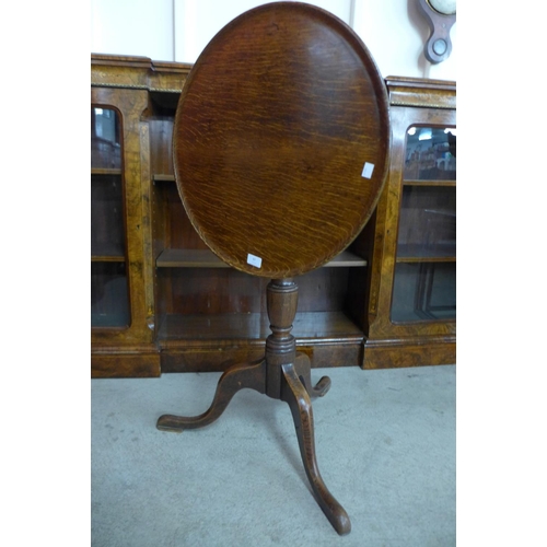 97 - A George III oak circular tilt-top tripod table