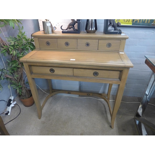 1341 - A Gibson compact desk