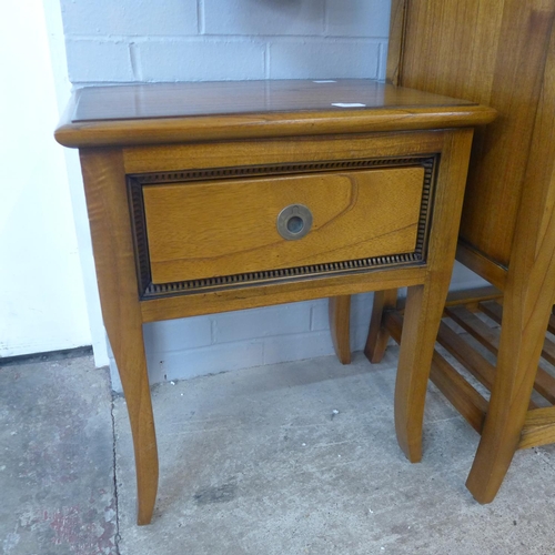 1362 - A Gibson side table