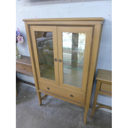 1366 - A Gibson glass display cabinet