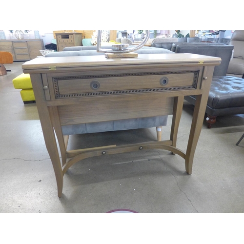 1370 - A Gibson gateleg table