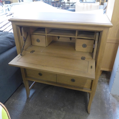 1555 - A Gibson feature desk