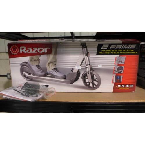 3115 - A Razor Adult E-Scooter with box & charging lead, Rrp £249.99 + Vat     (190-87)   *  This Lot Is Su... 