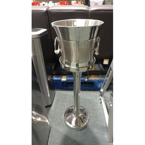 3142 - A Mikasa Ice Bucket With Stand   (190-184)   *  This Lot Is Subject To Vat