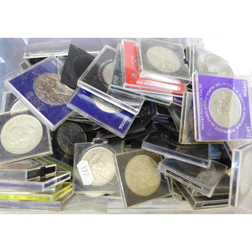 688 - Over 110 commemorative crowns, including Churchill 1965 crowns, some in protective cases