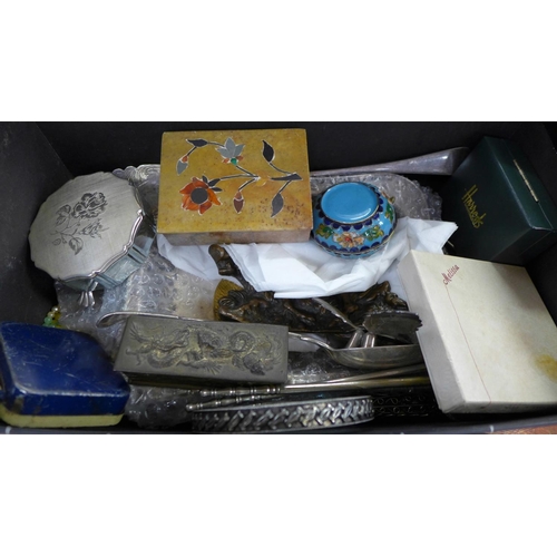 704 - Compacts, cufflinks, silver plate, etc.