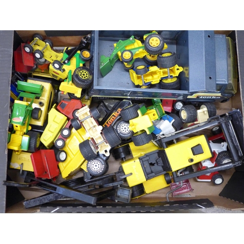 723 - Two boxes of Tonka Toys model vehicles