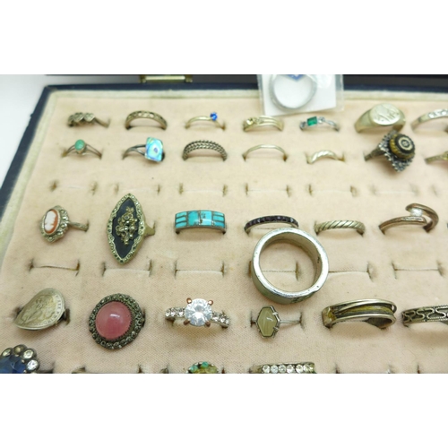 902 - A tray of 80 rings, some silver
