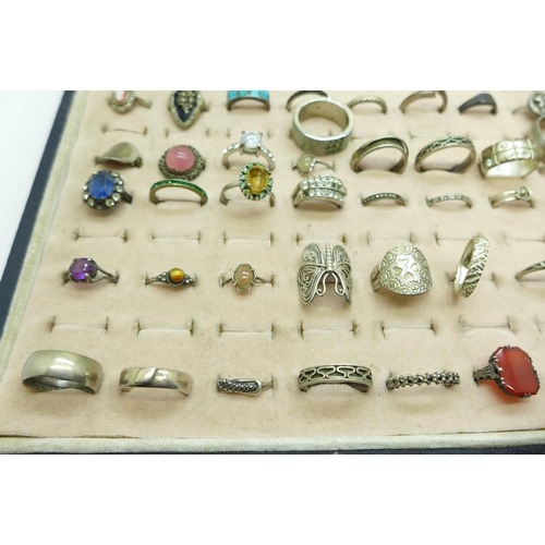 902 - A tray of 80 rings, some silver
