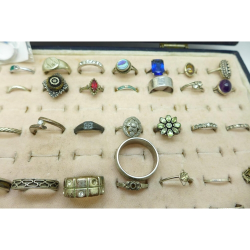 902 - A tray of 80 rings, some silver