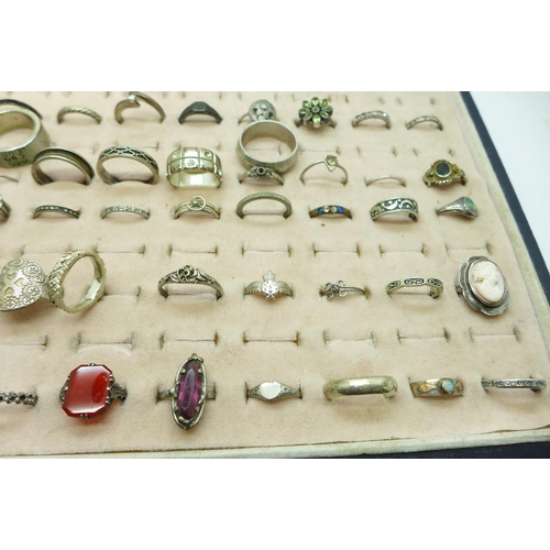 902 - A tray of 80 rings, some silver