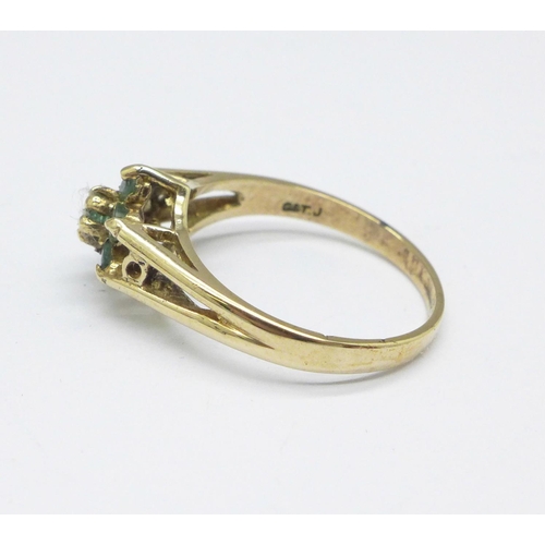 957 - A 9ct gold, emerald cluster ring, 2.5g, O