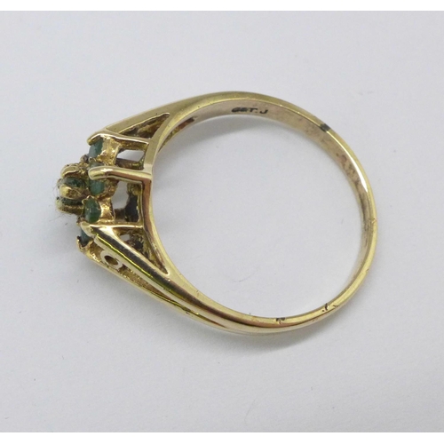 957 - A 9ct gold, emerald cluster ring, 2.5g, O