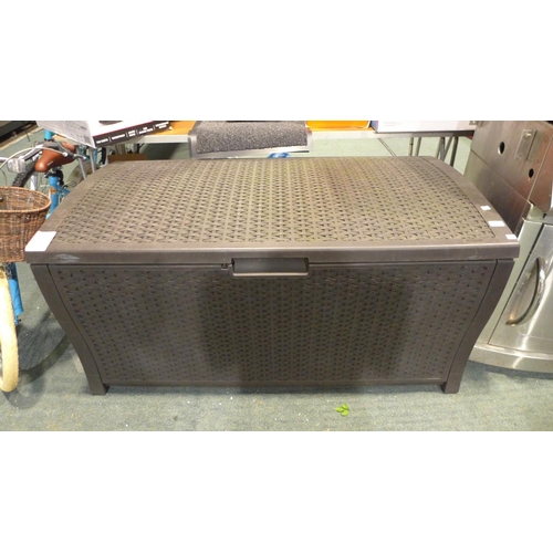 3322 - A Suncast Deck Box 122 Gal          (191-16)               *This lot attracts VAT