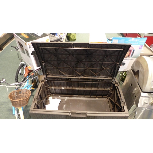 3322 - A Suncast Deck Box 122 Gal          (191-16)               *This lot attracts VAT
