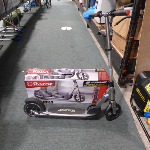 3334 - A Razor Adult E-Prime E-Scooter with charging lead, Rrp £249.99 + Vat    (192-170)  * This Lot Is Su... 