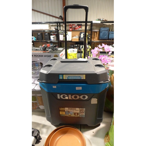 3339 - An Igloo Maxcold Breeze Cool Box (192-193)  * This Lot Is Subject To Vat