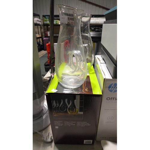 3357 - A Pack Of 2 Carafes      (192-188)  * This Lot Is Subject To Vat