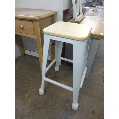 1653 - A white metal bar stool with pine seat