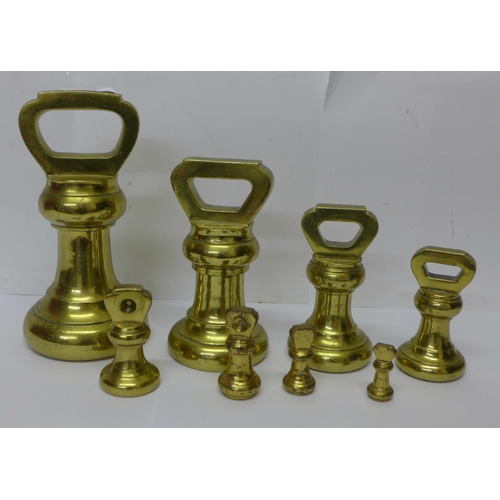 803 - A set of Avery brass bell weights, 1oz to 7lb