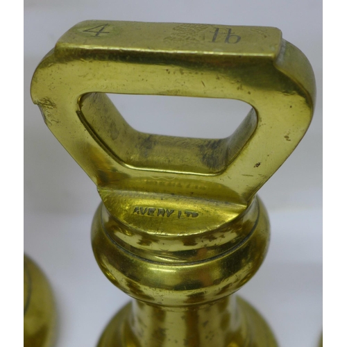 803 - A set of Avery brass bell weights, 1oz to 7lb