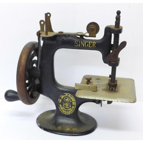 813 - A miniature cast iron Singer USA child's toy sewing machine