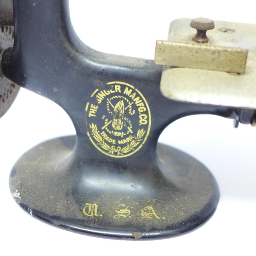 813 - A miniature cast iron Singer USA child's toy sewing machine