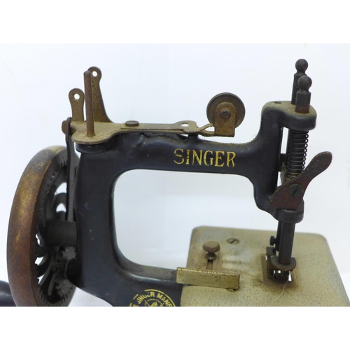 813 - A miniature cast iron Singer USA child's toy sewing machine