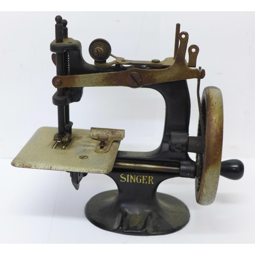 813 - A miniature cast iron Singer USA child's toy sewing machine
