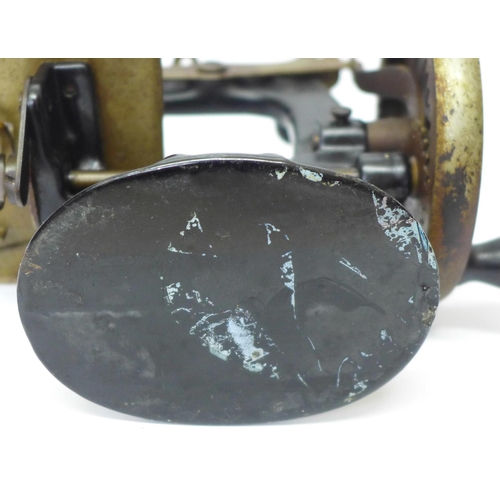 813 - A miniature cast iron Singer USA child's toy sewing machine